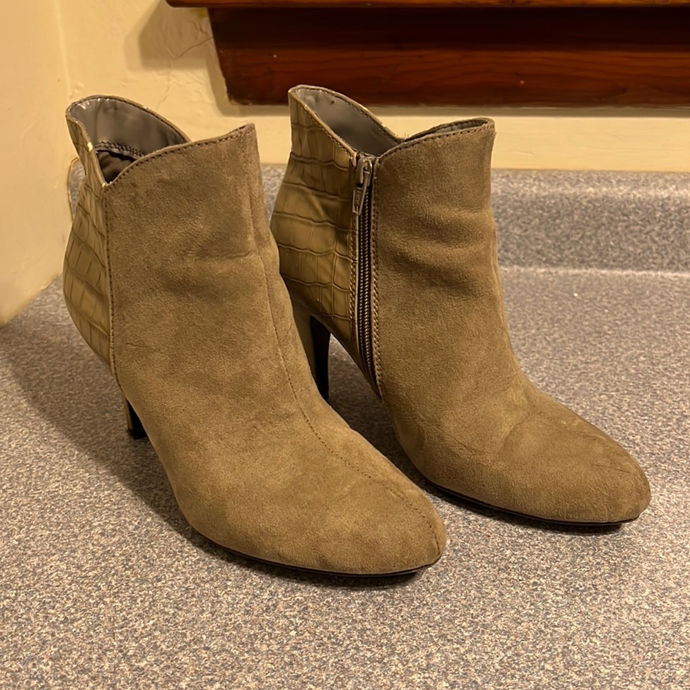 Express suede ankle booties!